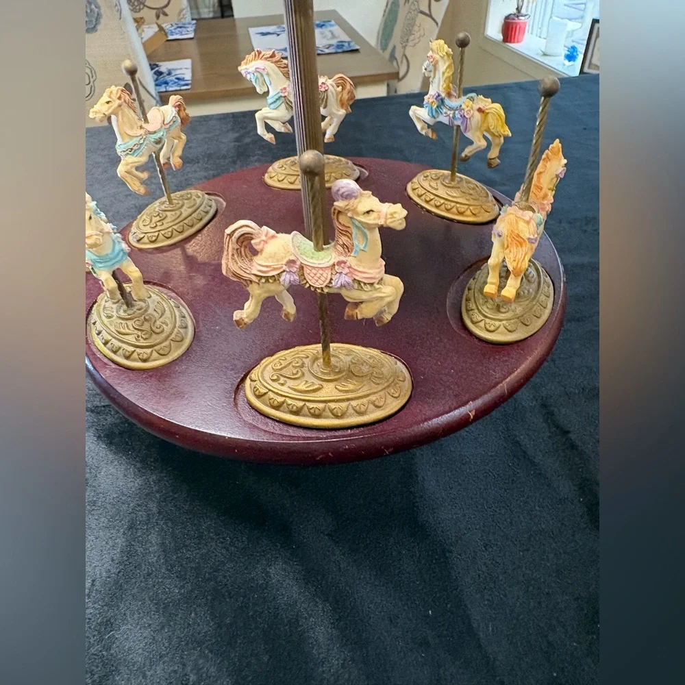 🔥🔥🔥Scarborough Fair Porcelain Carousel With 6 Gold Gilded Horse Figurines - Picture 3 of 13